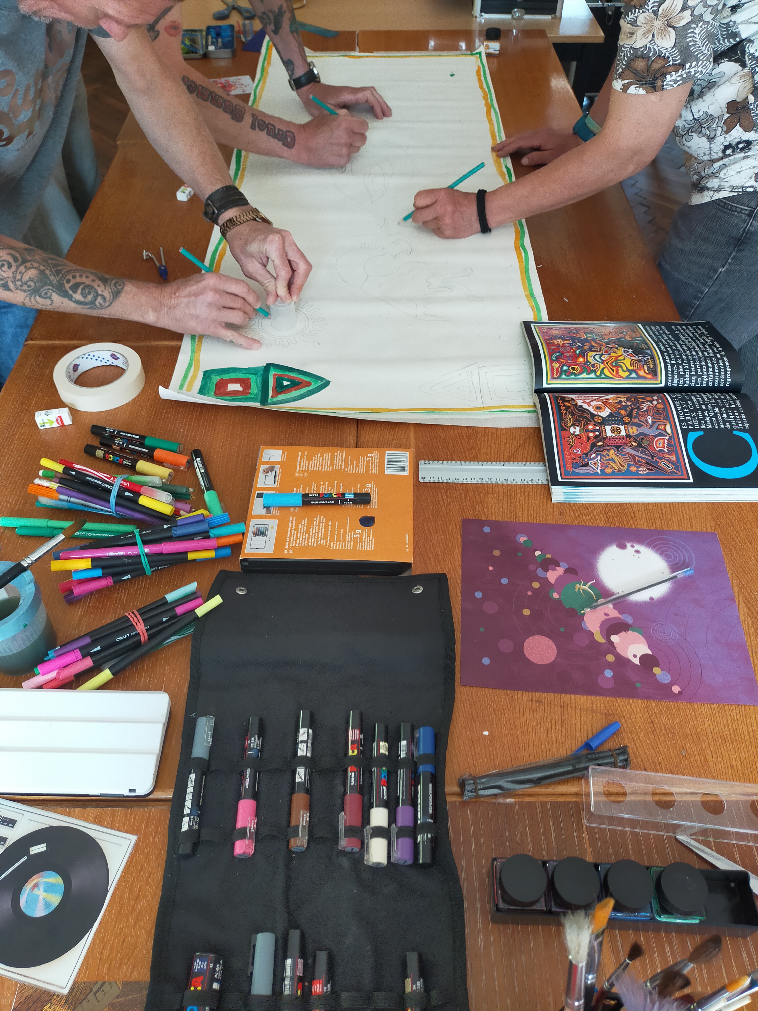 Atelier de groupe en structure. Fresque sur l'art inspirée Huichol.